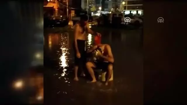 Su kesintisine dikkati çekmek için yağmur suyuyla sokakta yıkandılar Su kesintisine dikkati çekmek için yağmur suyuyla sokakta yıkandılar