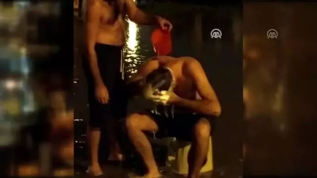 Su kesintisine dikkati çekmek için yağmur suyuyla sokakta yıkandılar Su kesintisine dikkati çekmek için yağmur suyuyla sokakta yıkandılar