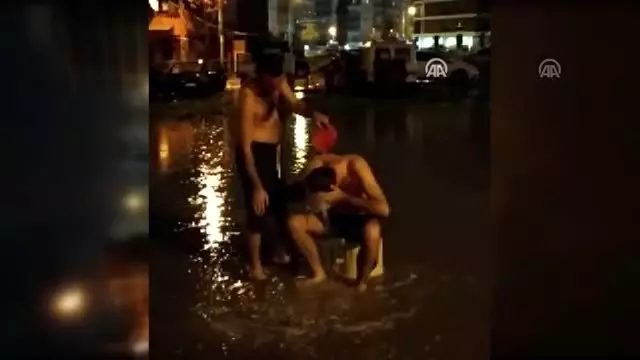 Su kesintisine dikkati çekmek için yağmur suyuyla sokakta yıkandılar Su kesintisine dikkati çekmek için yağmur suyuyla sokakta yıkandılar