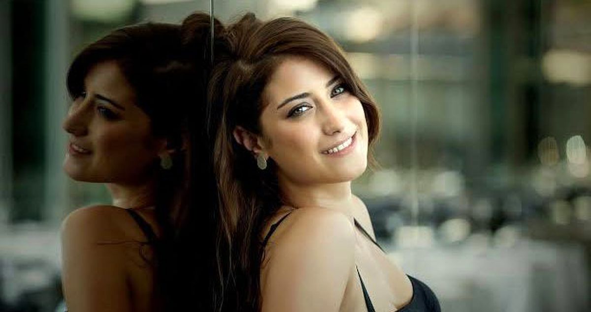 Ünü oyuncu Hazal Kaya, oğlu ile çekilen fotoğrafını paylaştı