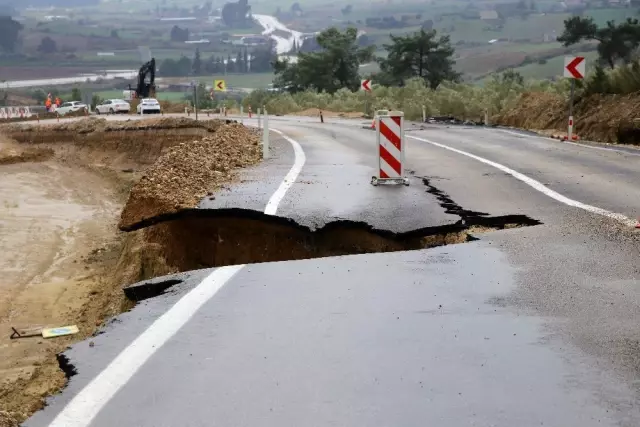 6 ilçeyi Adana'ya bağlayan karayolu çöktü