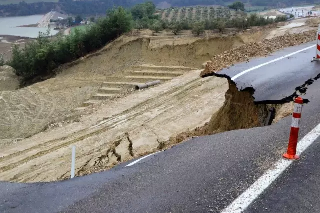 6 ilçeyi Adana'ya bağlayan karayolu çöktü