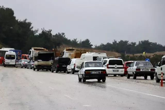 6 ilçeyi Adana'ya bağlayan karayolu çöktü