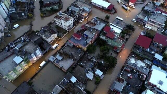 Adana'da 2 gündür devam eden sağanak yağış sonrası kent sular altında kaldı