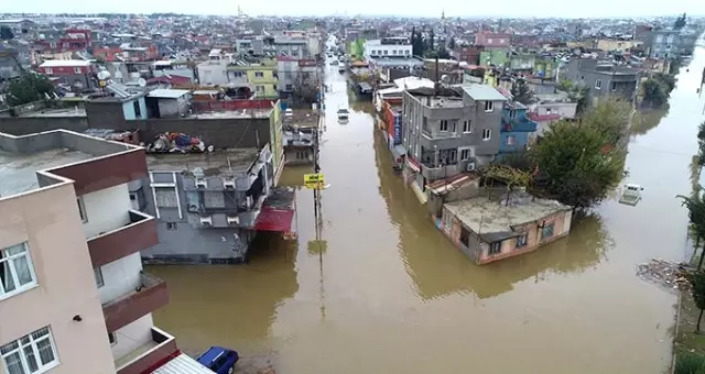 Adana'da 2 gündür devam eden sağanak yağış sonrası kent sular altında kaldı Adana'da 2 gündür devam eden sağanak yağış sonrası kent sular altında kaldı