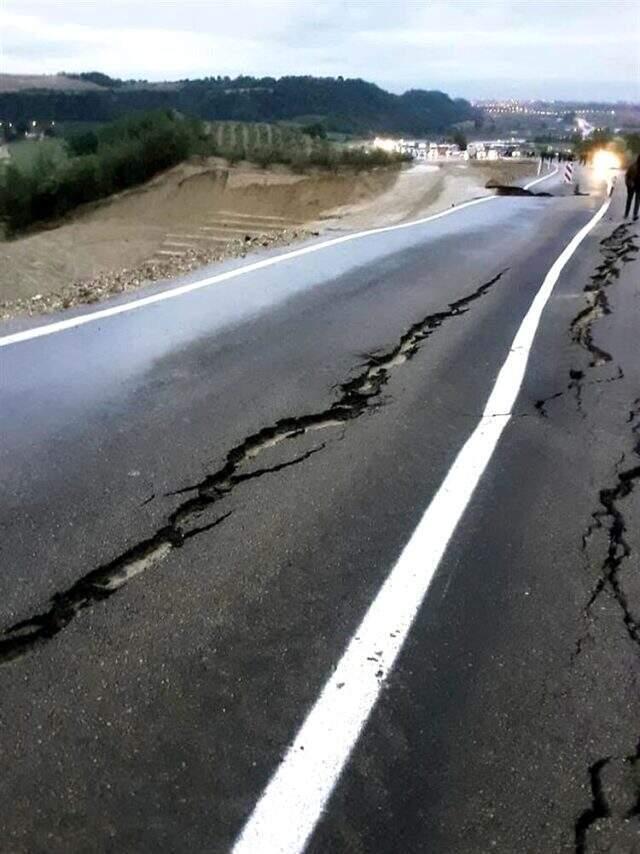 Adana'da 2 gündür devam eden sağanak yağış sonrası kent sular altında kaldı