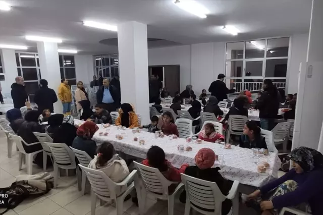 Adana'da tarlalardaki çadırları su altında kalan Suriyeliler taziye evine yerleştirildi Adana'da tarlalardaki çadırları su altında kalan Suriyeliler taziye evine yerleştirildi