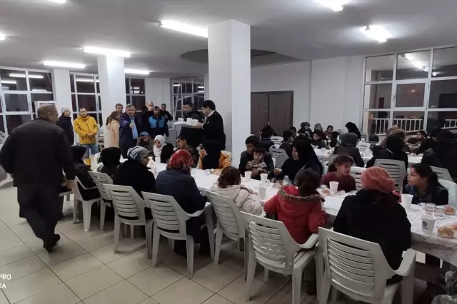 Adana'da tarlalardaki çadırları su altında kalan Suriyeliler taziye evine yerleştirildi Adana'da tarlalardaki çadırları su altında kalan Suriyeliler taziye evine yerleştirildi