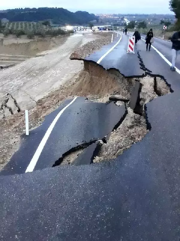 Adana sele teslim oldu (2)