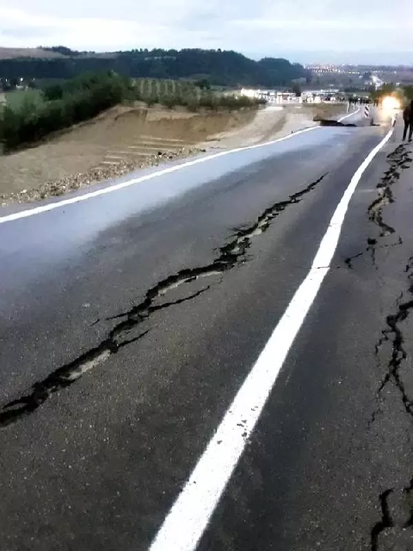 Adana sele teslim oldu (2)