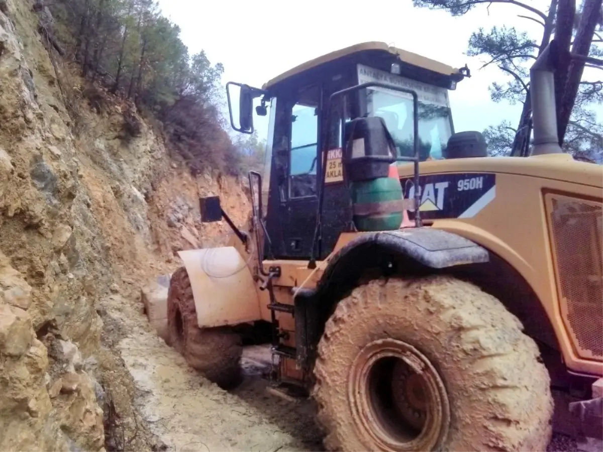 Alanya'da heyelanın kapattığı yol açıldı