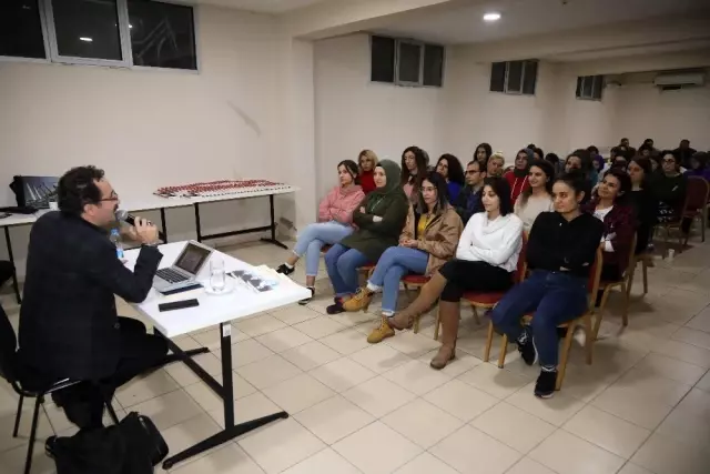 Bayraklı'da gençler yazarlarla buluşuyor Bayraklı'da gençler yazarlarla buluşuyor