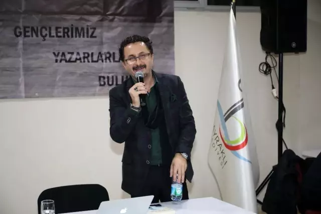 Bayraklı'da gençler yazarlarla buluşuyor Bayraklı'da gençler yazarlarla buluşuyor