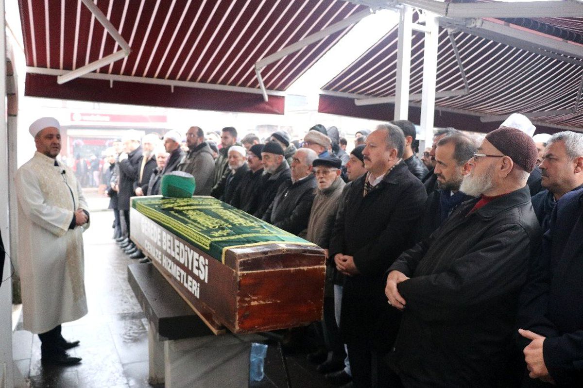 Bolu'da, 103 yaşında vefat eden din adamı türbe haziresine defnedildi