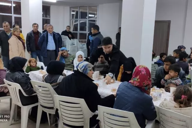 Çadırda mahsur kalan mülteciler kurtarıldı Çadırda mahsur kalan mülteciler kurtarıldı
