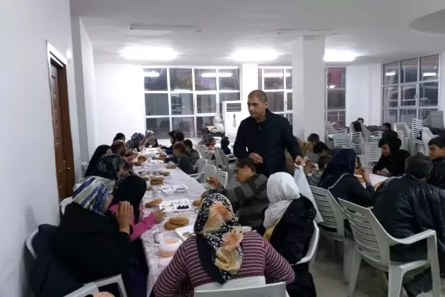Çadırda mahsur kalan mülteciler kurtarıldı Çadırda mahsur kalan mülteciler kurtarıldı