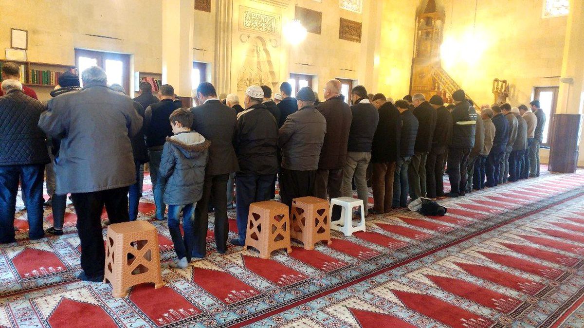 Camilerde tabureli cemaat manzarası devam ediyor!