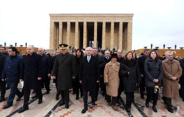 CHP, 46. ölüm yıl dönümünde İnönü'nün mezarını ziyaret etti
