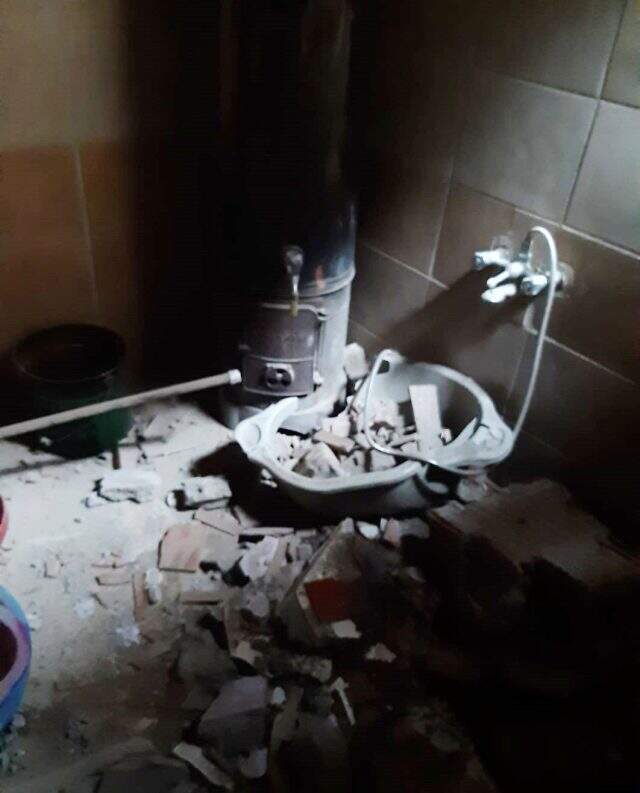 Çorum'da yamaçtan kopan kayalar iki eve isabet etti