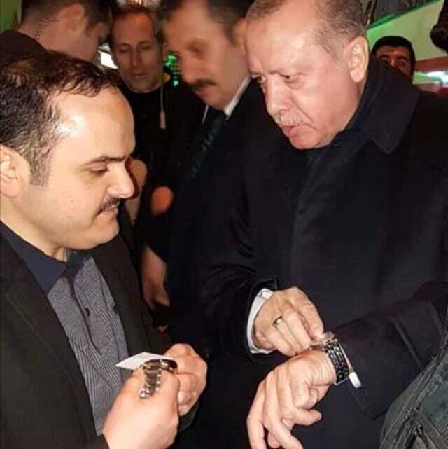 Cumhurbaşkanı Erdoğan saat tamircisine saat hediye etti