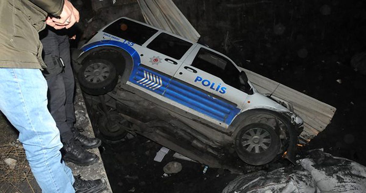 Durdurulmak istenen otomobil polis aracına çarptı ikisi polis üç kişi yaralandı