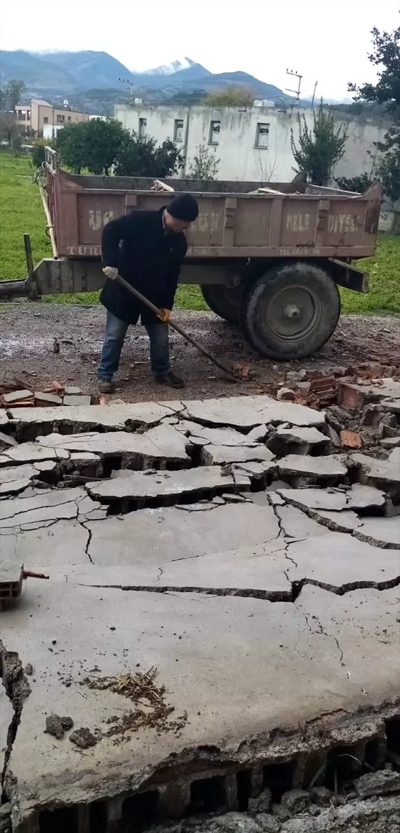 Hatay'da yağışlar heyelana neden oldu