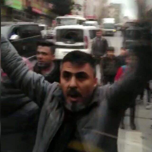 İstanbul'da İETT otobüsünün önünü kesen bir grup, şoförü darp etmek istedi!