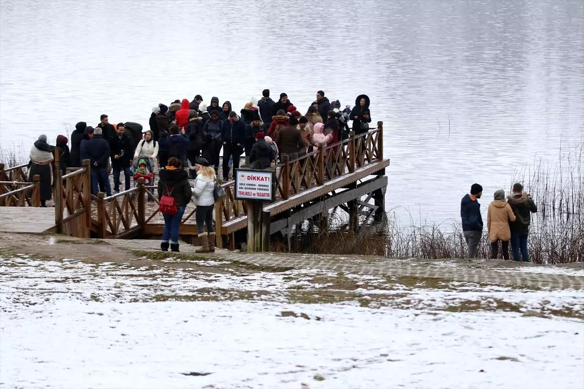 Kar Abant'ı beyaza bürüdü
