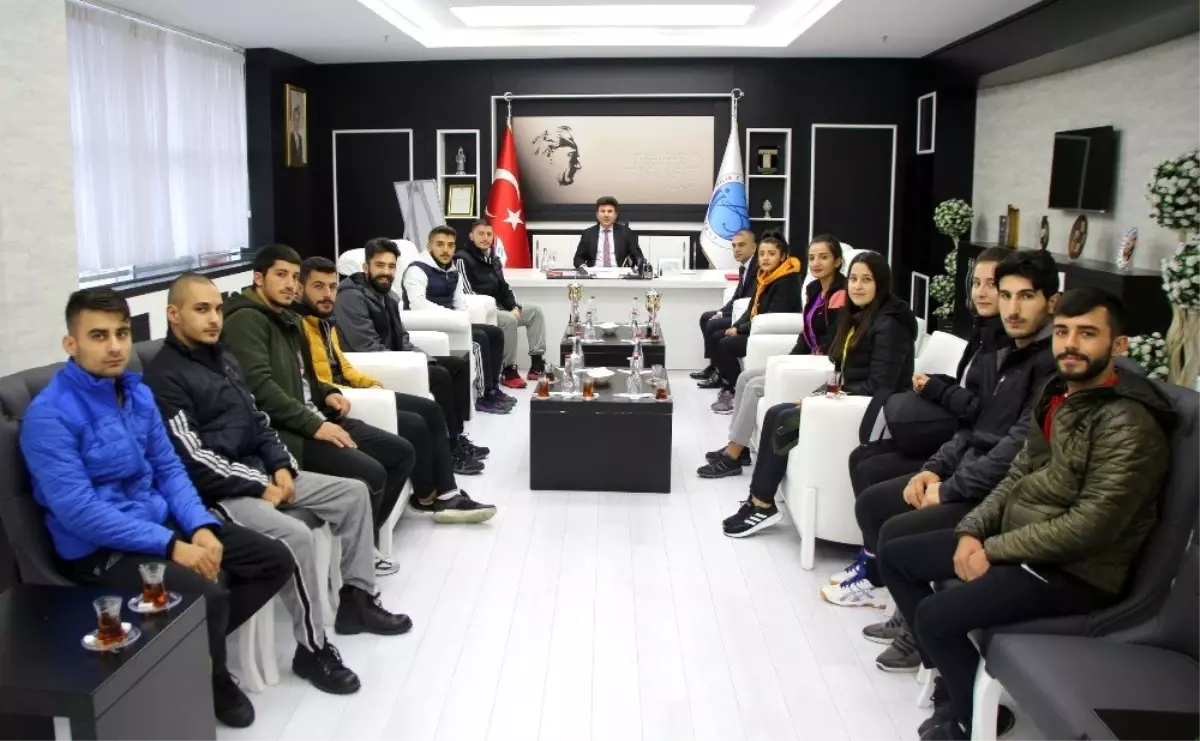 Kilisli sporcular şampiyonluk sevincini Rektör Karacoşkun'la paylaştı