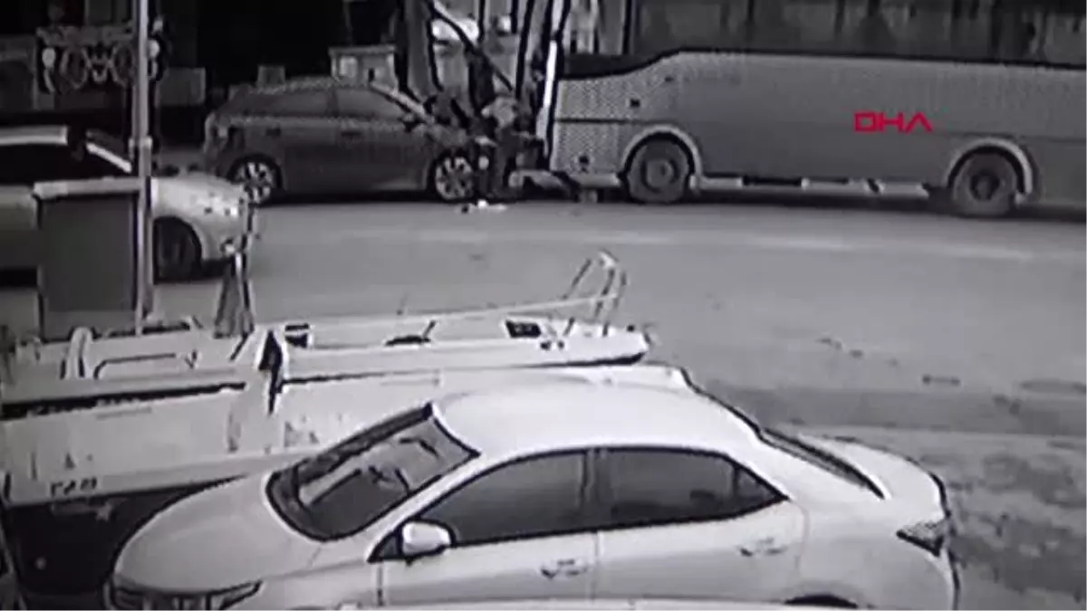 Kocaeli rahatsızlanan sürücünün kullandığı otomobil halk otobüsüne çarptı
