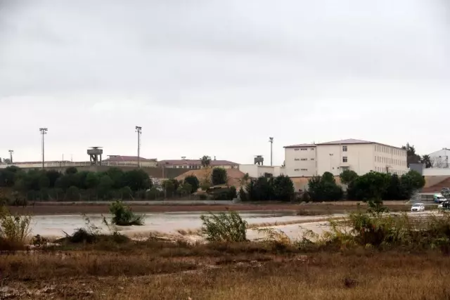 Mahkumlar nehre dönen cezaevi yolunda kaldı
