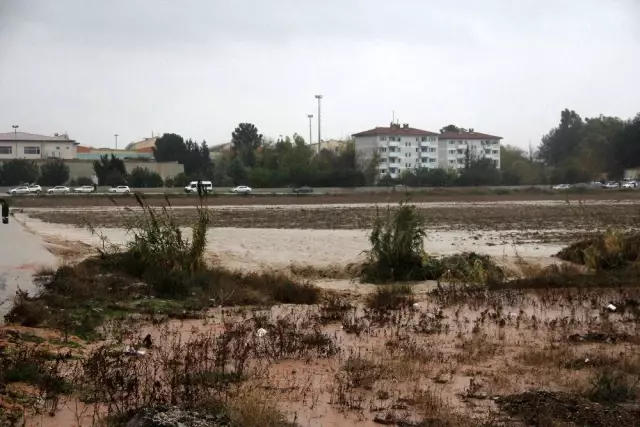 Mahkumlar nehre dönen cezaevi yolunda kaldı