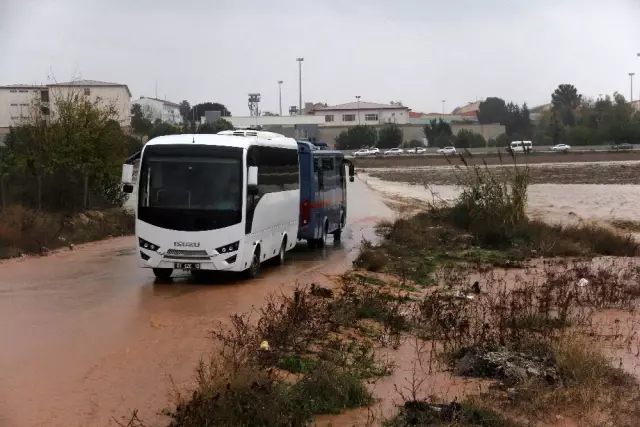 Mahkumlar nehre dönen cezaevi yolunda kaldı