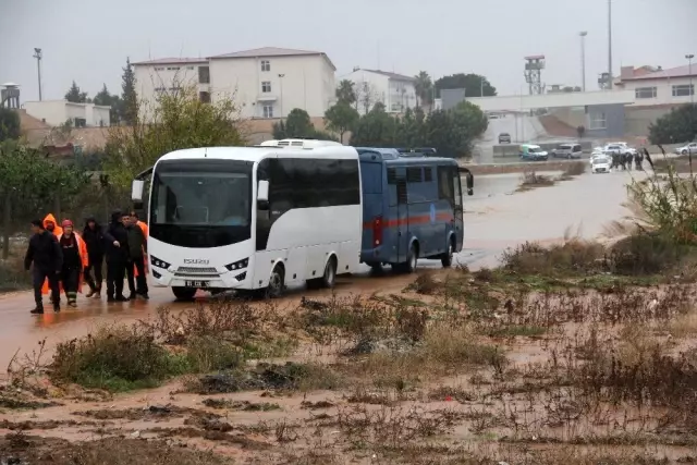 Mahkumlar nehre dönen cezaevi yolunda kaldı