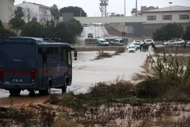 Mahkumlar nehre dönen cezaevi yolunda kaldı