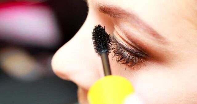 Makyaj yaparken göz sağlığınıza dikkat!