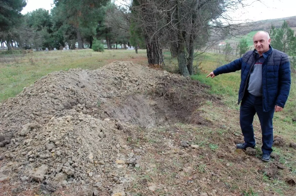 Mezarlıkta altın aradılar