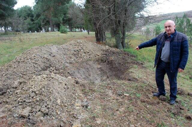 Mezarlıkta altın arayanlara muhtar tepki gösterdi: Ölülere de mi saygınız yok