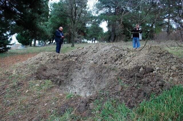 Mezarlıkta altın arayanlara muhtar tepki gösterdi: Ölülere de mi saygınız yok