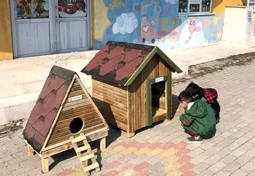 Orman Bölge Müdürlüğü�nden 10 okula kedi, köpek evleri ve kuş yuvası
