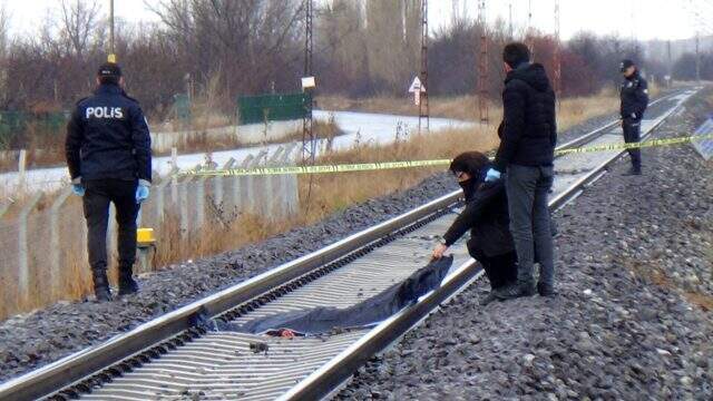 Raylarda ölü bulunan kadının üzerinden 10 yük treni geçmiş