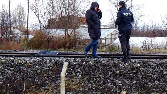 Raylarda ölü bulunan kadının üzerinden 10 yük treni geçmiş