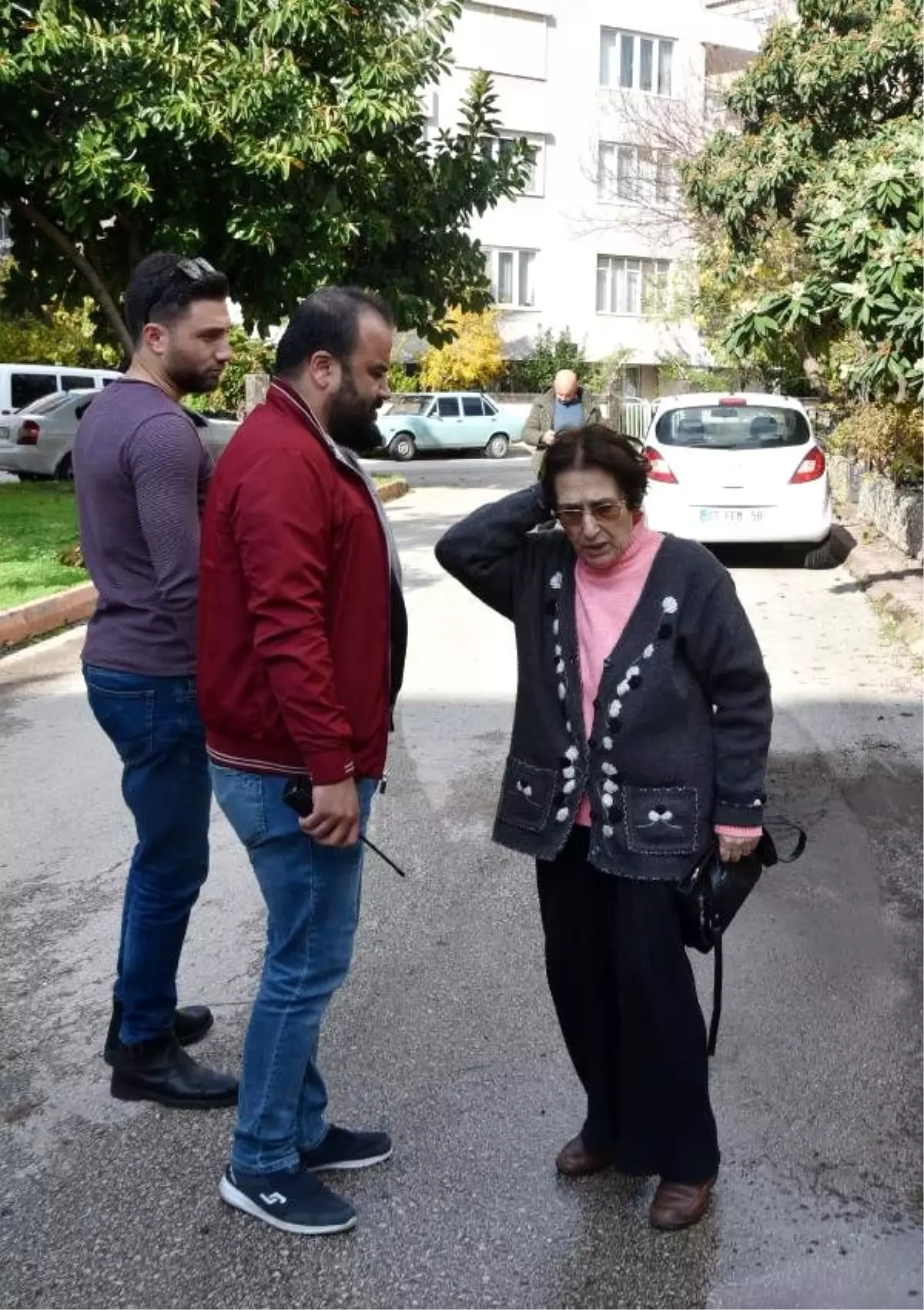 Rukiye nine, kapkaççılara çantasını kaptırmadı