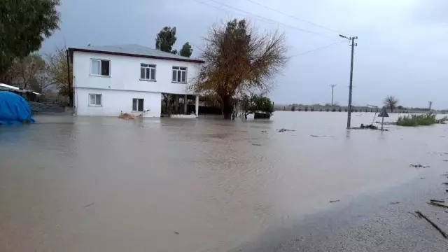 Sel suları Kadirli-Adana karayolunu ulaşıma kapattı