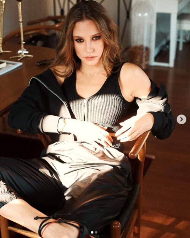 Serenay Sarıkaya'nın göğüs dekolteli pozu sosyal medyaya damga vurdu