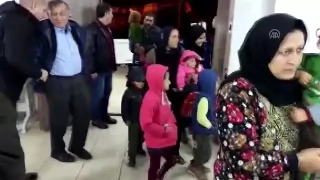 Tarlalardaki çadırları su altında kalan Suriyeliler taziye evine yerleştirildi Tarlalardaki çadırları su altında kalan Suriyeliler taziye evine yerleştirildi