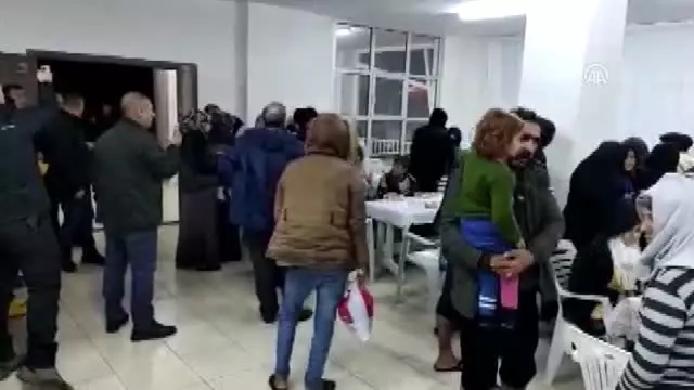 Tarlalardaki çadırları su altında kalan Suriyeliler taziye evine yerleştirildi Tarlalardaki çadırları su altında kalan Suriyeliler taziye evine yerleştirildi