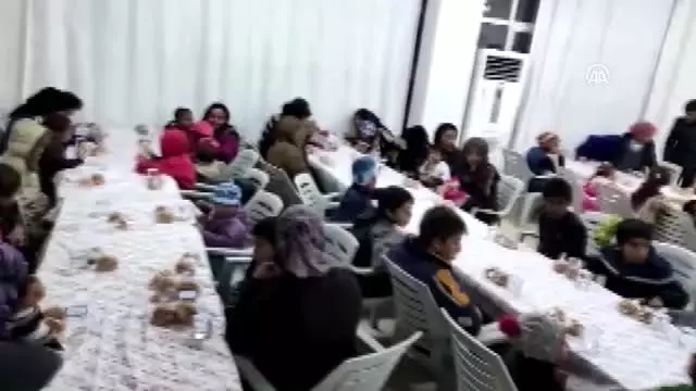 Tarlalardaki çadırları su altında kalan Suriyeliler taziye evine yerleştirildi Tarlalardaki çadırları su altında kalan Suriyeliler taziye evine yerleştirildi