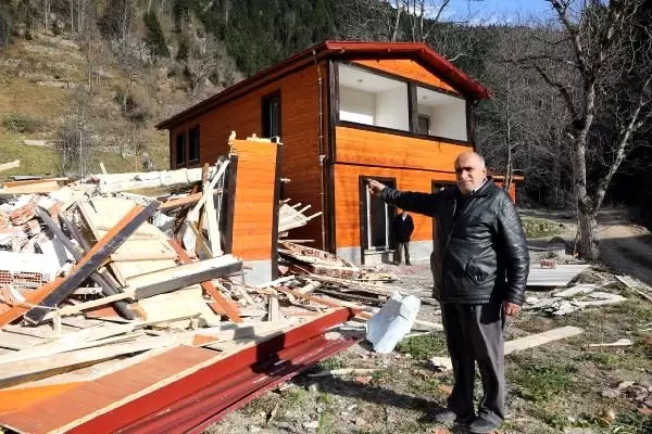 Yanlışlıkla yıkıldığı iddia edilen bina da kaçak çıktı Yanlışlıkla yıkıldığı iddia edilen bina da kaçak çıktı