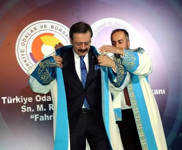 Van YYÜ'den Hisarcıkloğlu'na 'fahri doktora' unvanı Van YYÜ'den Hisarcıkloğlu'na 'fahri doktora' unvanı